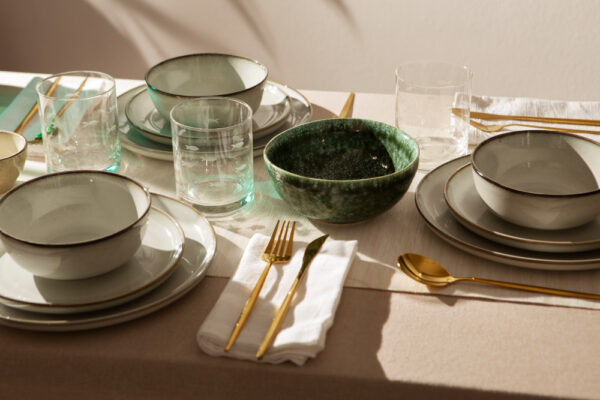 How to Set a Stylish Dining Table with the Right Dinner Set